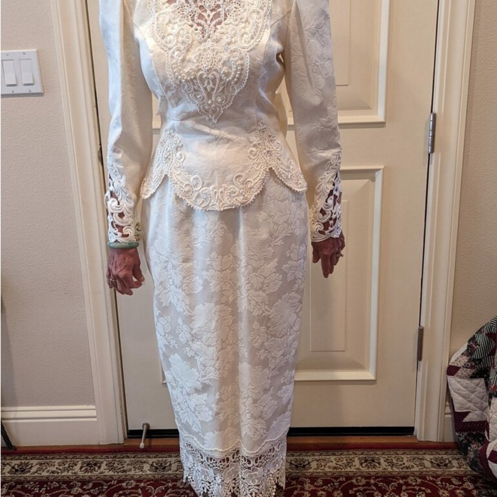This is a  Gorgeous vintage Jessica McClintock bridal gown